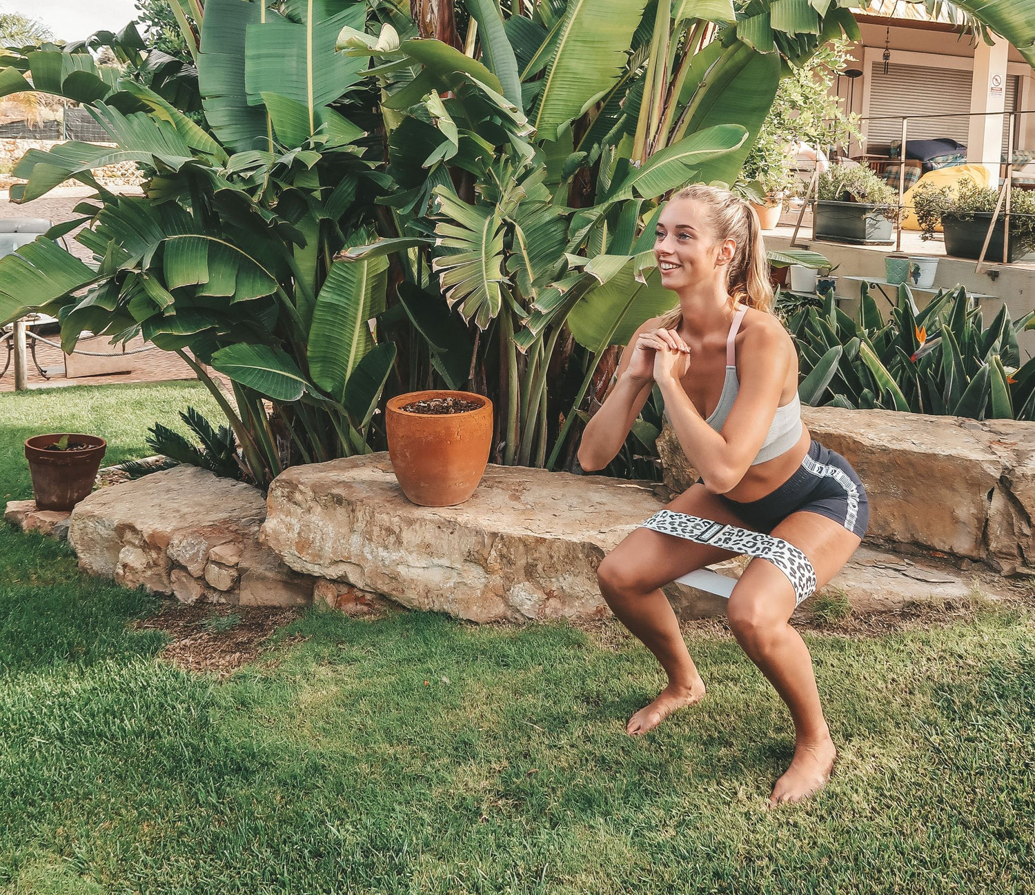 De beste 4 oefeningen voor je billen met een elastiek